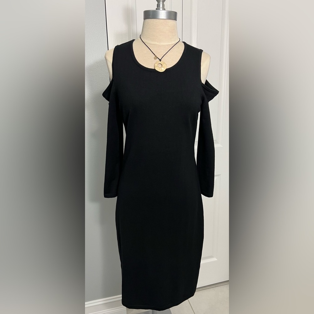 🩷‼️Price reduced‼️🩷Black Calvin Klein knit dress with cold shoulders